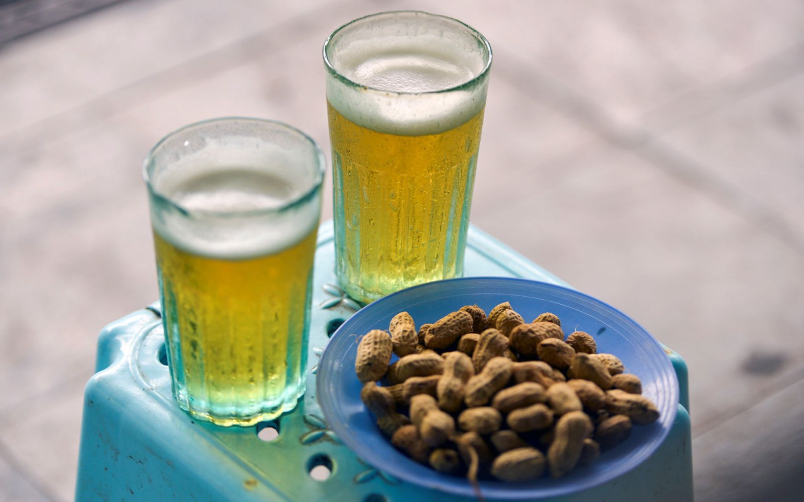 Bia Hơi - draft beer with boiled peanut